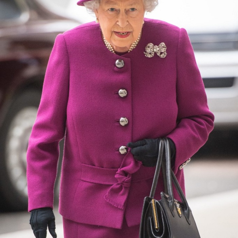 ما هو سر الحقيبة السوداء أكثر ما رافق الملكة إليزابيت الثانية؟! صممت خصيصاً لها ولم تفارقها حتى أيامها الأخيرة