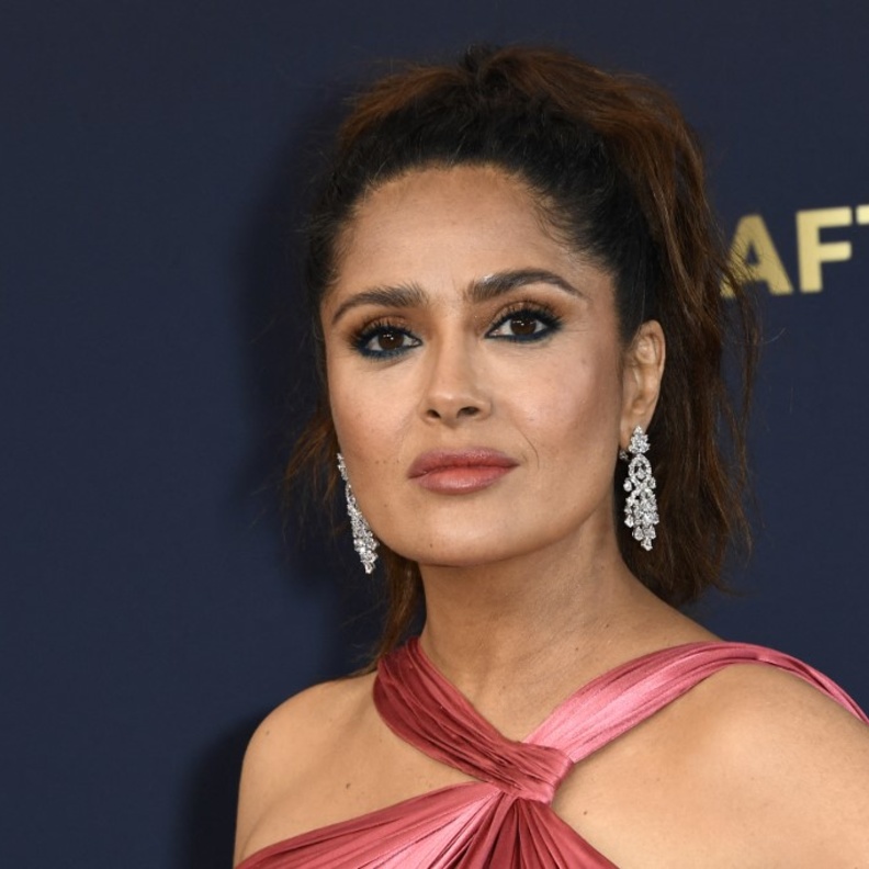 أسرار جمالية رافقت  سلمى حايك منذ بداية مشوارها الفني بمناسبة عيد ميلادها