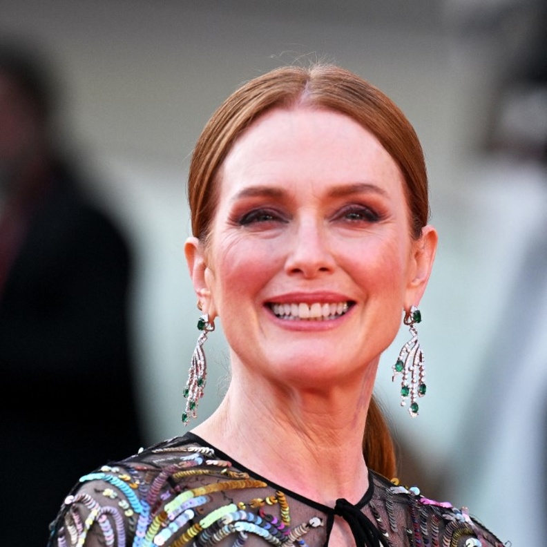جوليان مور Julianne Moore بأقراط كارتييه Cartier