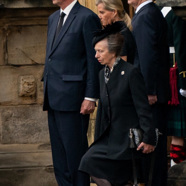 الأميرة آن تقدم تحية خاصة لنعش والدتها ملكة بريطانيا الراحلة