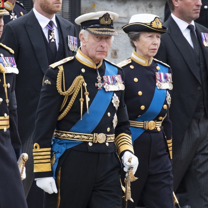 العائلة الملكة في موكب الجنازة