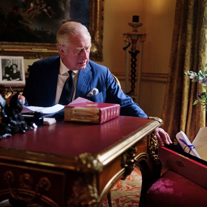  الملك تشارلز الثالث يٌغير شعار ختم الملكة إليزابيث 