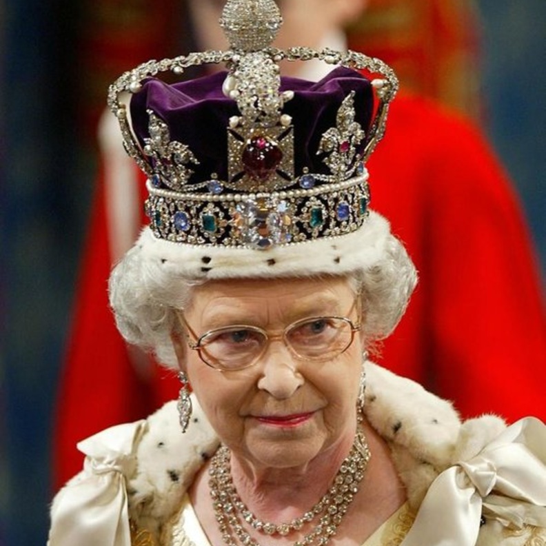 الملكة إليزابيث الراحلة ترتدي التاج الماسي الإمبراطوري The Imperial State Crown