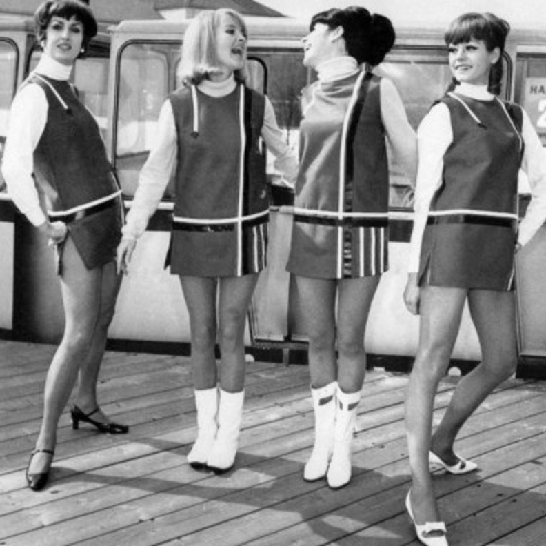 صيحة التنانير القصيرة في أسبوع الموضة عام 1966 في ميونخ ألمانيا