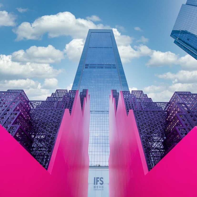 الفنان السعودي راشد الشعشعي يقدم عمله الفني الجديد "بوابة الشرق" في الصين