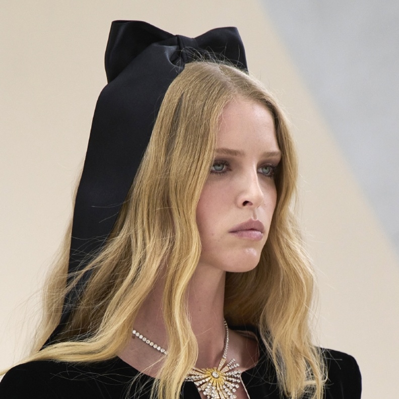 أحدث صيحات اكسسوارات القماش بشكل ربطة القوس من عروض شانيل