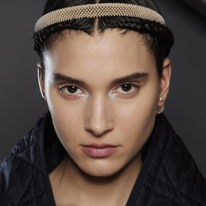 أساليب تطبيق ظلال عيون جليتر عند الزاوية الداخلية للعين من عروض ديور