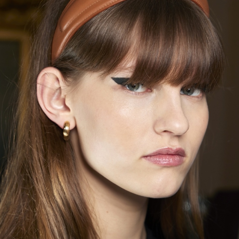 اكسسورات الشعر التي تمنحك تسريحات شعر راقية بسهولة من عرض Eudon Choi