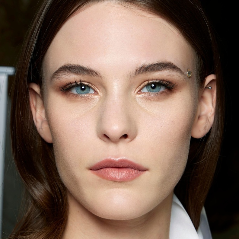 الغذاء الصحي وشرب الماء لتفتيح البشرة بشكل صحي وامن