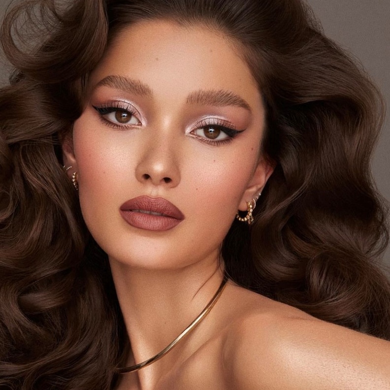 المكياج الفضي الترابي مع أجمل ألوان الروج وأساليب مكياج للخريف - الصورة من حساب Nikki Makeup على انستغرام