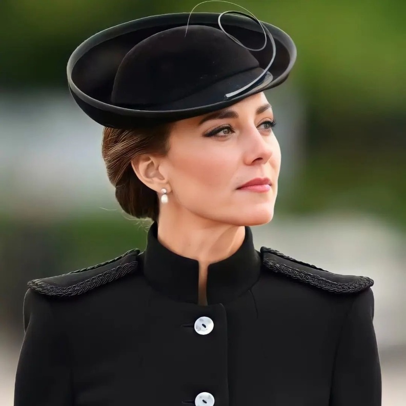 تسريحات الكعكة المترابطة مع القبعة- الصورة من صفحة rainhastragicas_ofc على انستغرام