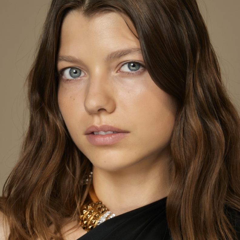 تسريحات شعر منسدل بشكل ويفي طبيعي لحماية الشعر - الصورة من عروض Vauthier