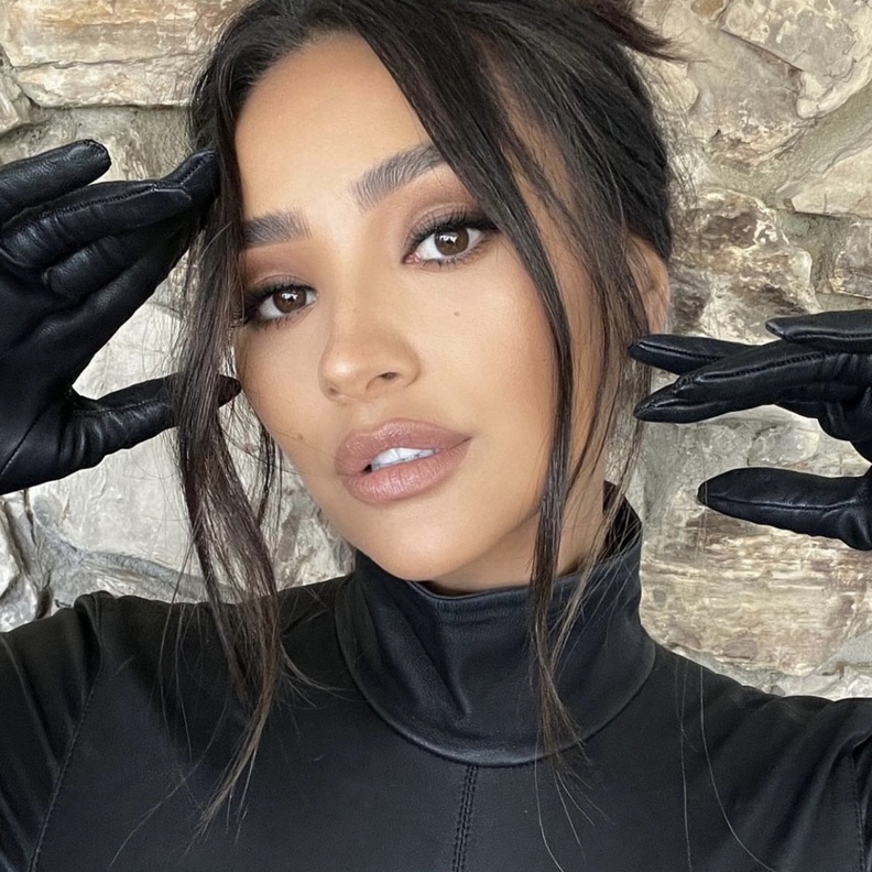 خدع ذكية تعتمدها النجمات العالميات لمكياج مثالي مع الملابس