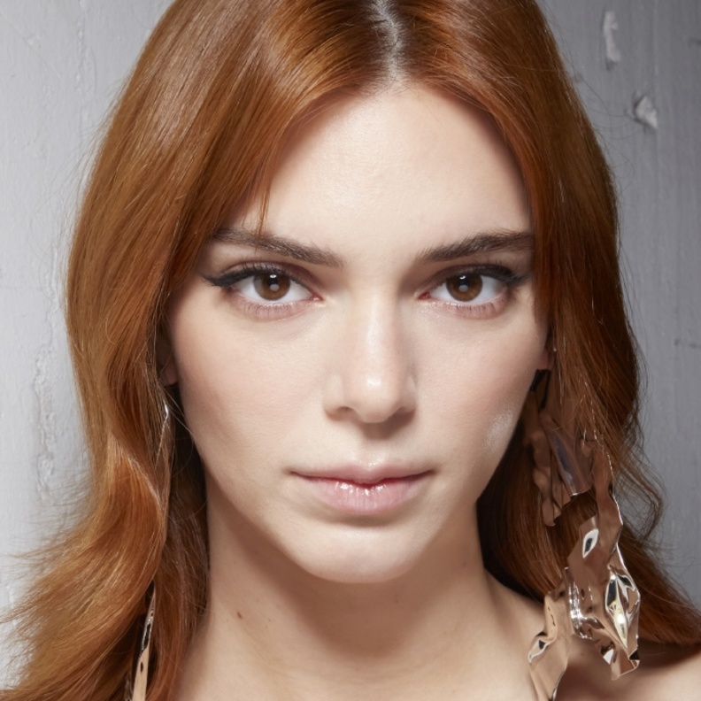 صبغات شعر كيندل جينير باللون النحاسي -  الصورة من  عروض Courreges