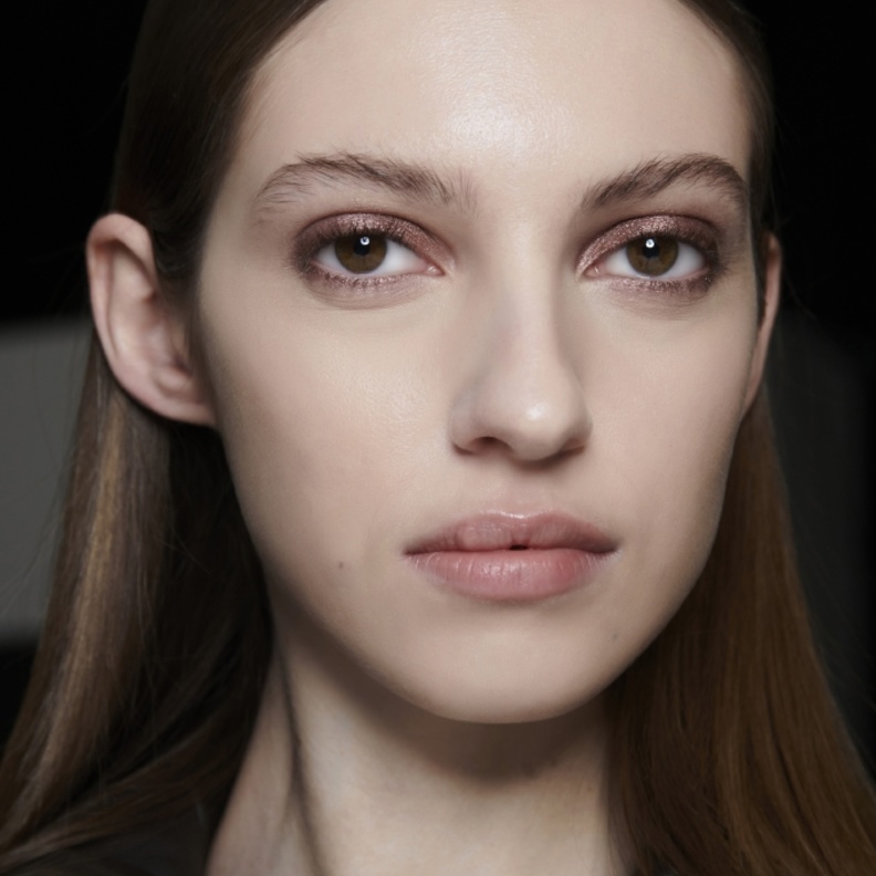 طرق طبيعية لتنظيف البشرة وعلاج حب الشباب