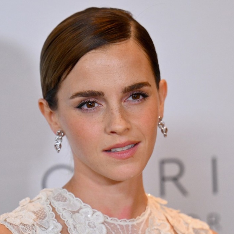 طريقة تطبيق البلاشر لمكياج للصبايا مناسب للجامعة بأسلوب Emma Watson