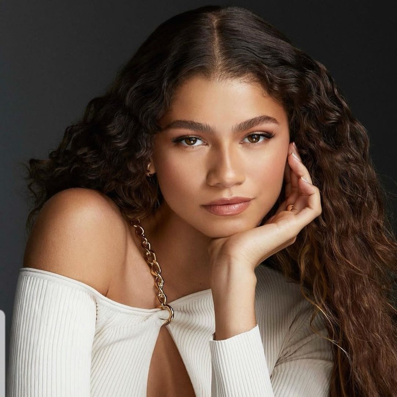 ماء الورد عنصر اساسي لتنظيف بشرة النجمة العالمية زيندايا