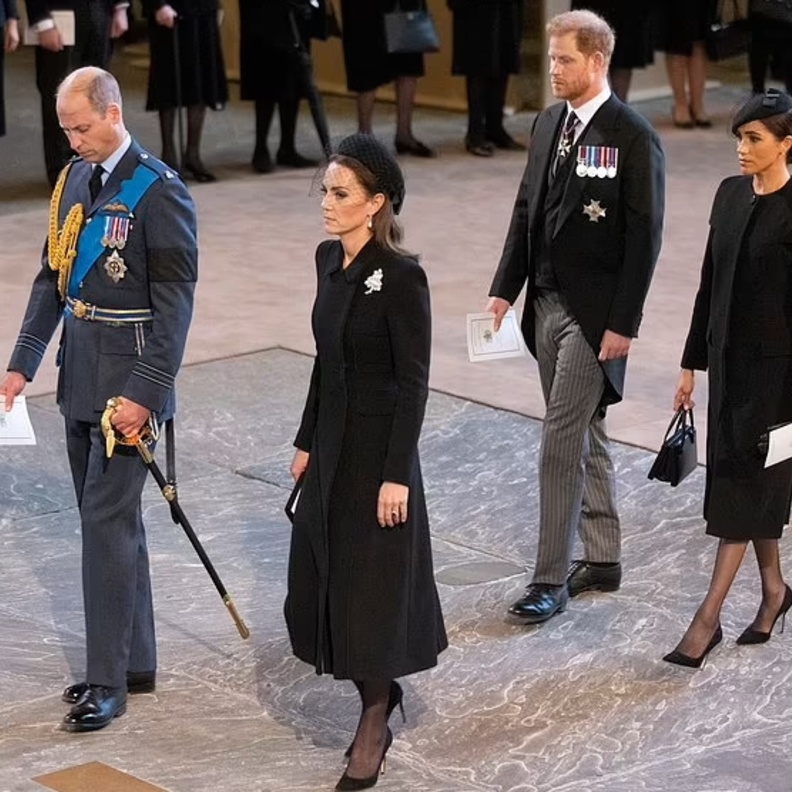 ميغان وهاري انضما إلى أفراد العائلة المالكة على العشاء بعد استقبال جثمان الملكة