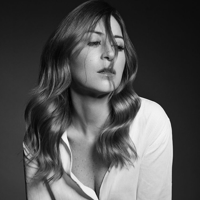 منة شلبي ممثلة تتمتع بإطلالات لافتة أنيقة وجذابة