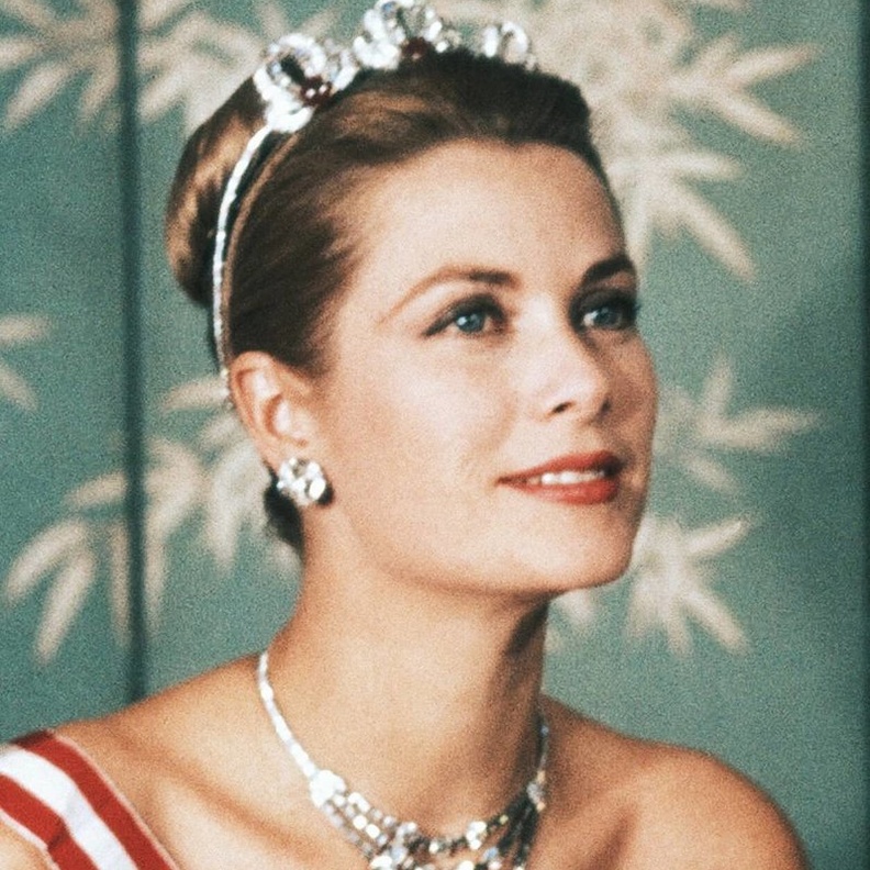 غريس كيلي تتألق بتاج Bains de Mer Tiara المرصع بحجر الياقوت الأحمر
