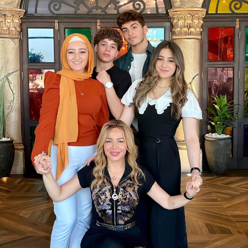 سوزان نجم الدين مع أبنائها