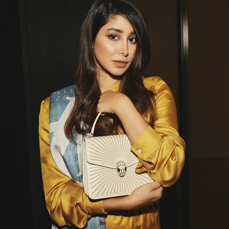 أفكار مميزة لتنسيق حقائب باللون الأبيض مع الأزياء من وحي النجمات 