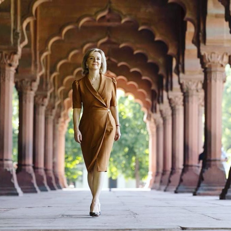 Liz Truss بإطلالة لافتة وأنيقة بفستان ميدي هافان مع فتحة جانبية لافتة