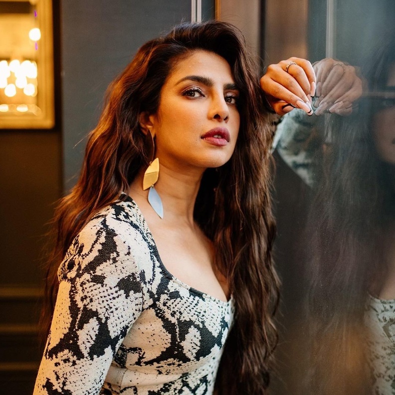 بريانكا شوبرا بـ نيو لوك الشعر الطويل في موسم الخريف