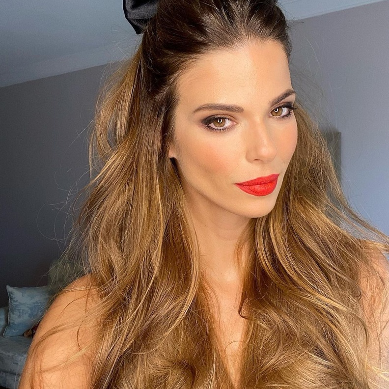 تسريحات سهلة وأنيقة للشعر الطويل وخطوات تطبيقها بأسلوب Larissa Gacemer ..بالفيديو