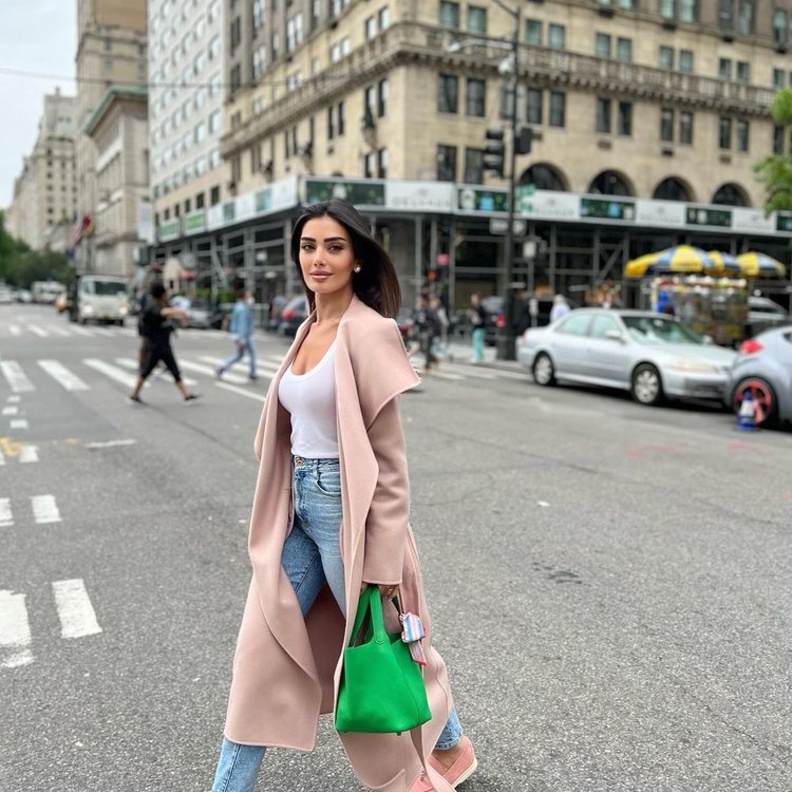 جيسيكا عازار بإطلالة كاجوال تناسب الموسم المقبل