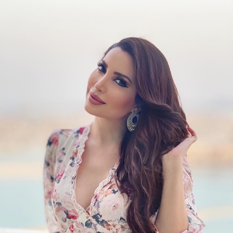 نسرين طافش بأقراط دائرية ضخمة التصميم