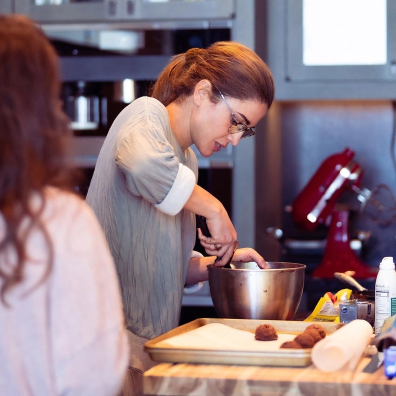 ولي عهد الأردن ينشر صورة عفوية لوالدته الملكة رانيا في المطبخ