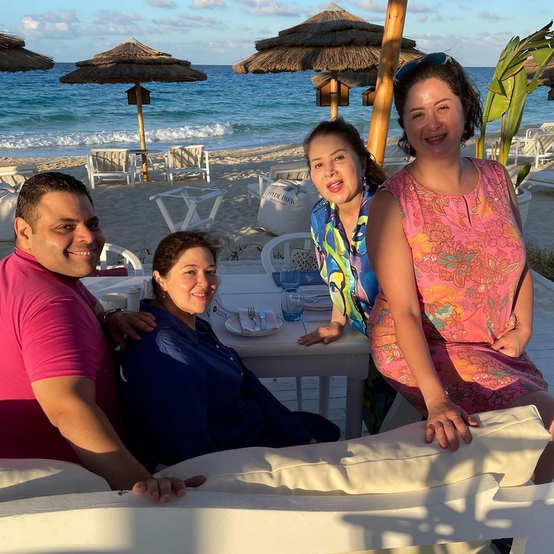 سرة الراحل نور الشريف تستجم على البحر