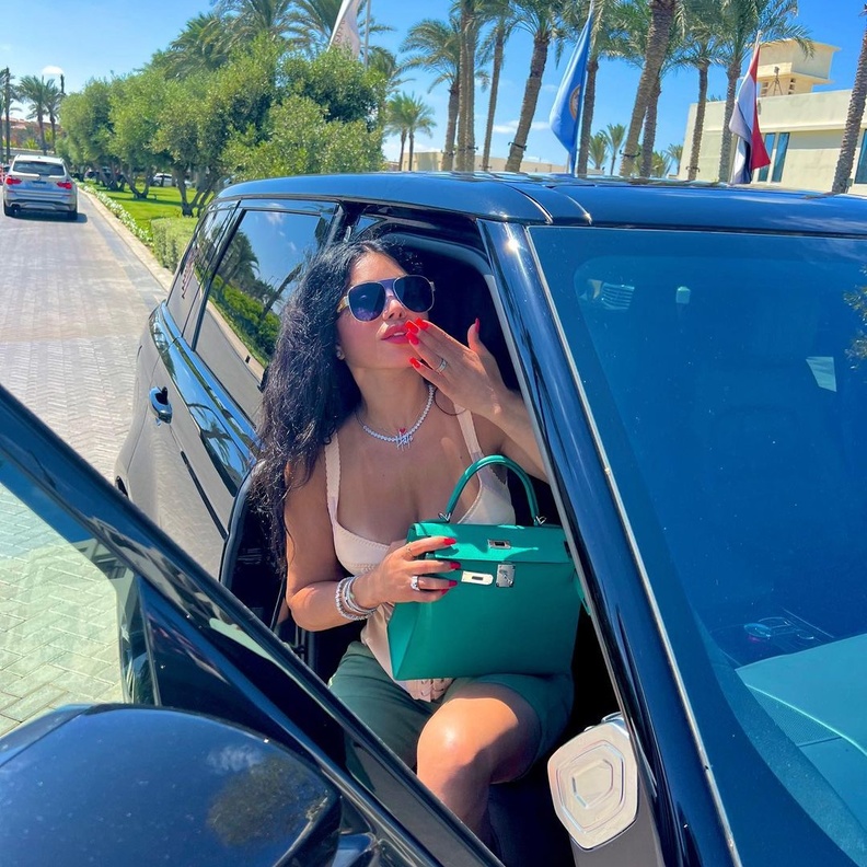 هيفاء وهبي تجمل معها حقيبة هيرمس Hermès