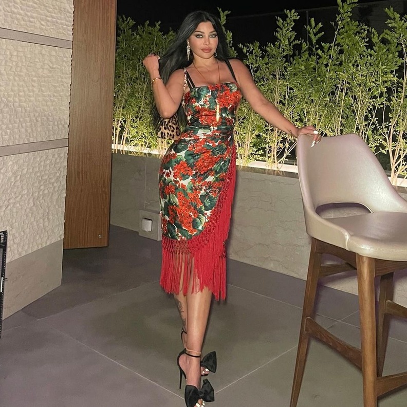 هيفاء وهبي بأحدث اطلالة لها مع شقيقتيها هناء وعليا