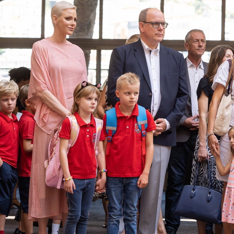 الأمير جاك والأميرة غابرييلا في يومهما الدراسي الأول في المدرسة