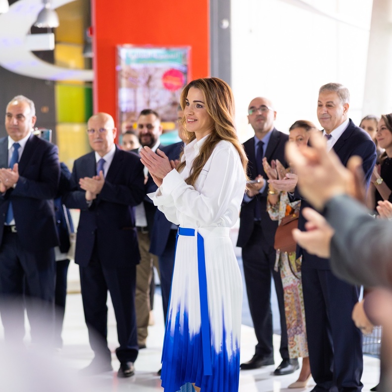 الملكة رانيا تعود لموضة تنانير البليسيه بتجدّد وأناقة استثنائية