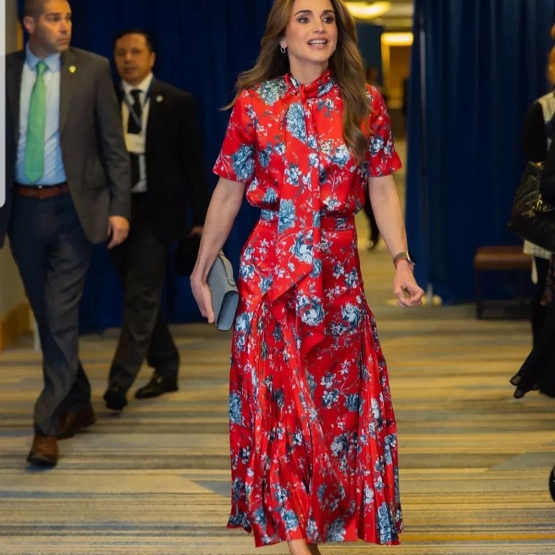 صور الملكة رانيا في إطلالة غير متوقعة وللمرة الأولى بهذه النقشة