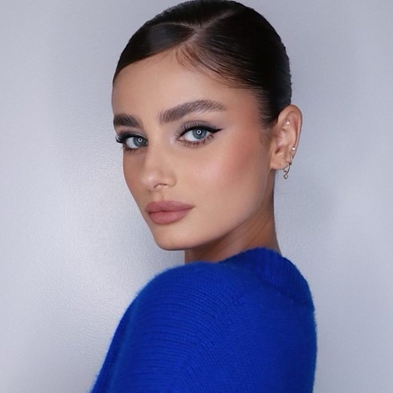 مكياج ناعم يناسب المرأة العاملة إعتمديه بالخطوات من وحي Taylor Hill