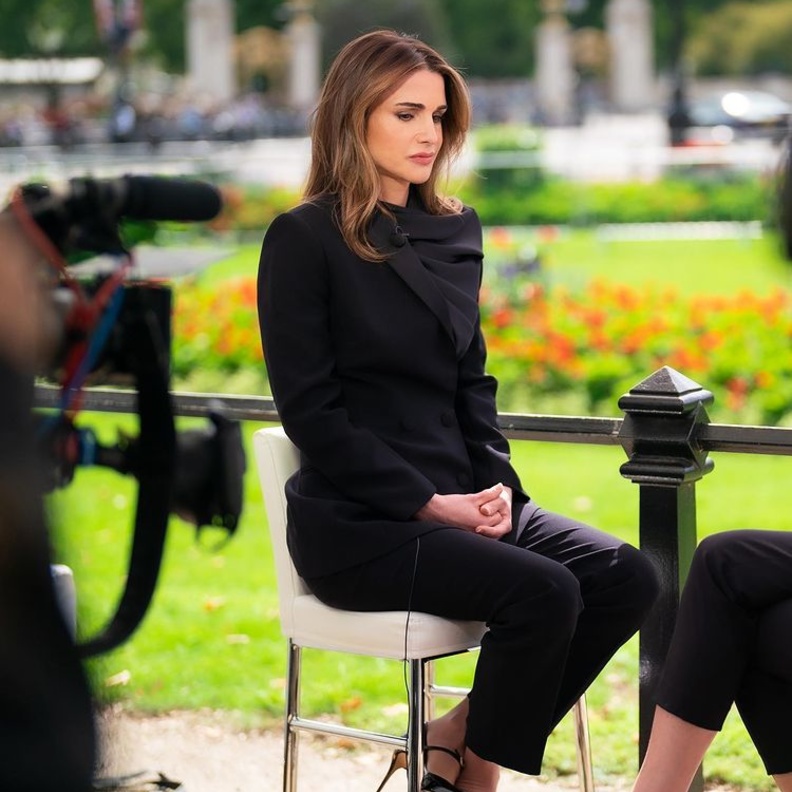 الملكة رانيا بإطلالة باللّون الأسود لافتة خلال مقابلة لها أجرتها في لندن