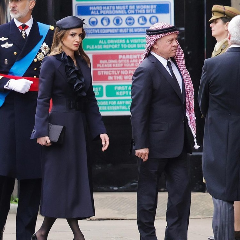 إطلالة الملكة رانيا مع الملك عبدالله الثاني في يوم وداع الملكة إليزابيث الثانية 