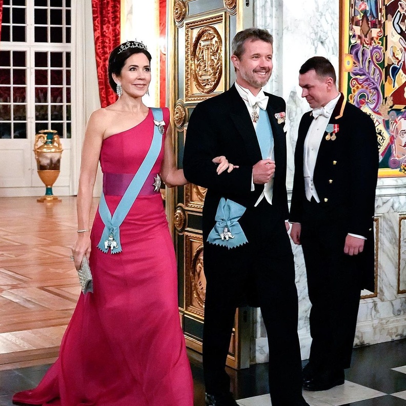 القصر الملكي الدنماركي يستقبل قادة الحكومة بحفل "مٌبهج"