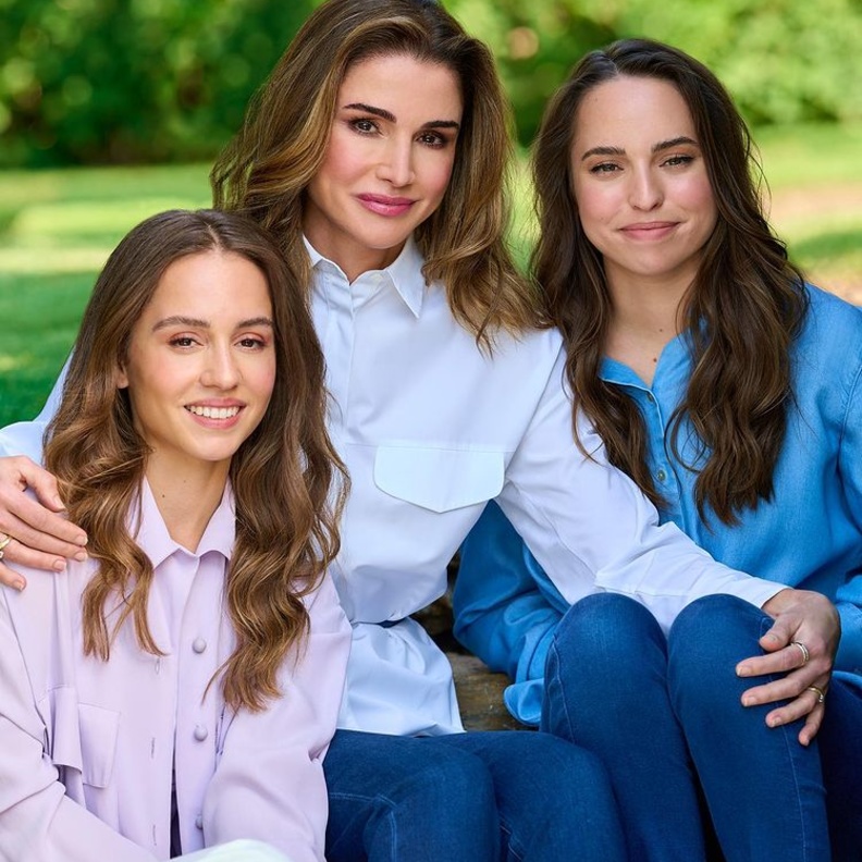 الملكة رانيا بصورة لافتة نشرتها مع الأميرتين إيمان وسلمى بمناسبة عيد ميلادهما.. وإطلالاتهن دوماً متناسقة