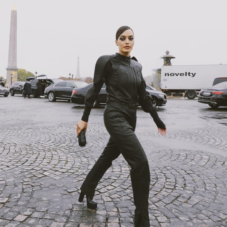 بالصور أجدد إطلالات متابعات الموضة الكاجوال في شوارع باريس