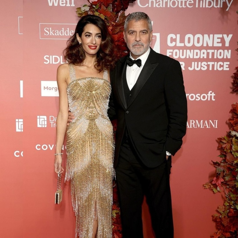 إطلالة ذهبية مميزة لـ أمل كلوني برفقة زوجها في حفل Albie Awards ..إليكم تفاصيلها