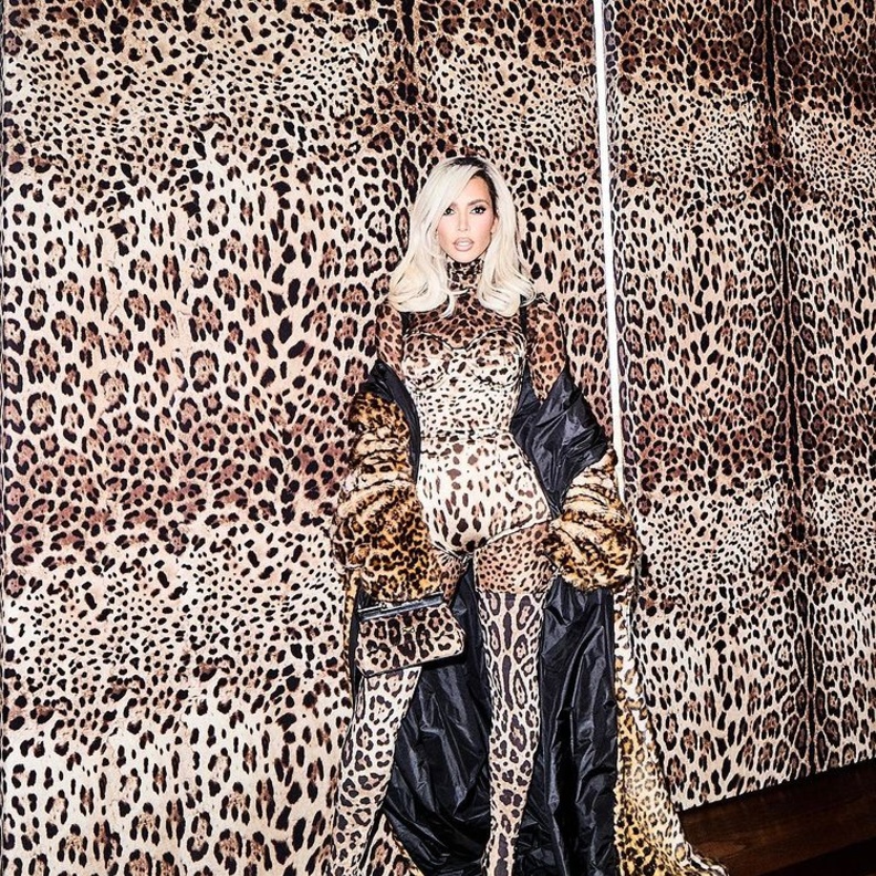 كيم كارداشيان بلوك لافت متميّز بنقشة الشيتا الجريئة من مجموعة D&G لربيع وصيف 2023 