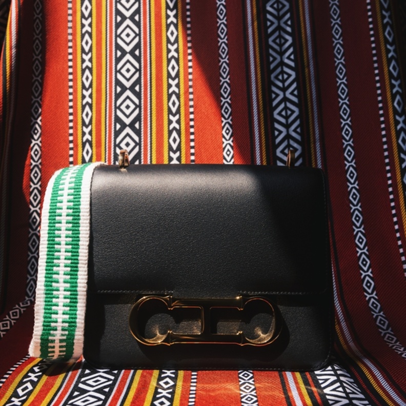 CH CAROLINA HERRERA تتعاون مع فنانة سدو سعودية للاحتفال باليوم الوطني السعودي