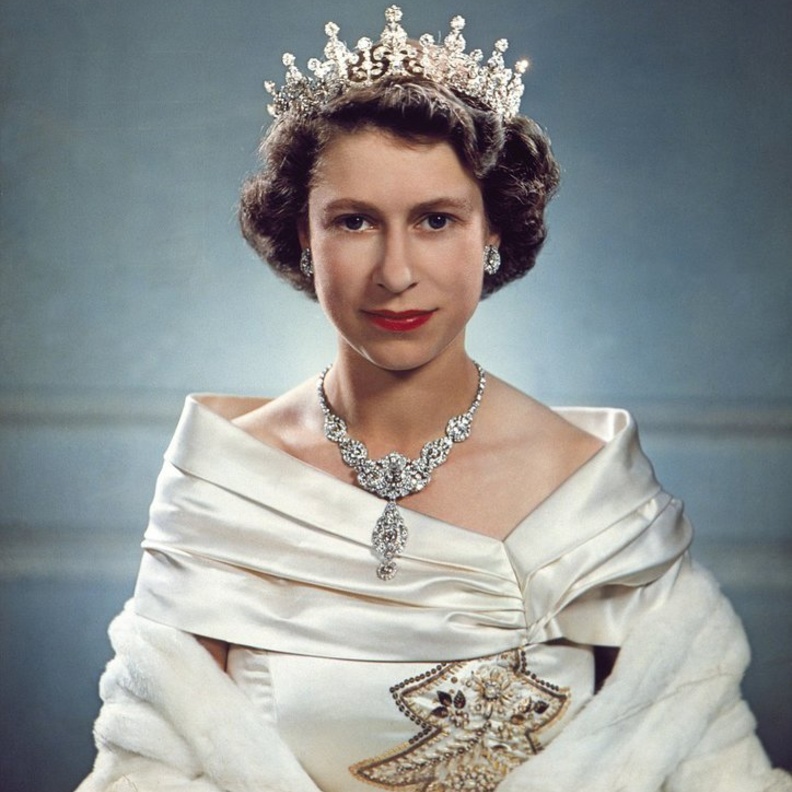 الملكة إليزابيث مصدر إلهام لمصممي الأزياء