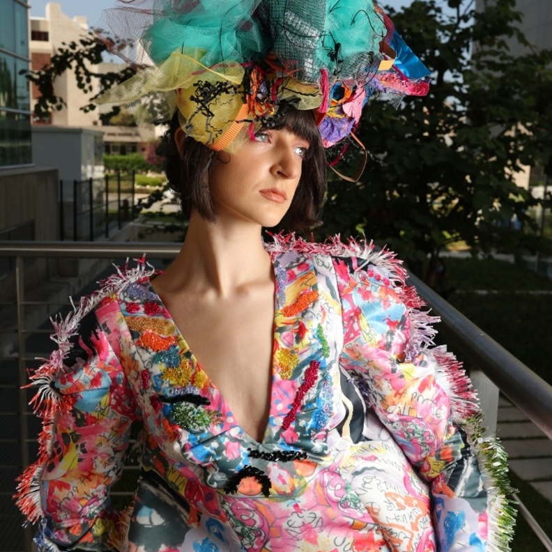 المصممة الشابة اللبنانية نور تقي الدين تبتكر فناً قابلاً للارتداء وتبهر دوناتيلا فيرساتشي