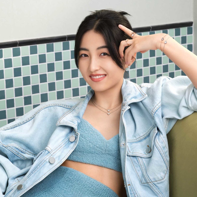 سفيرة علامة شوبارد الجديدة تشانغ زيفينغ تضفي لمسة أنيقة ومحببة على مجموعة My Happy Hearts